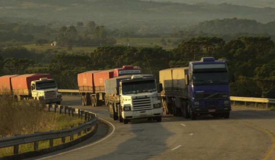 Aumento do roubo de cargas faz com que seguradoras exijam até caminhões blindados para proteger mercadorias